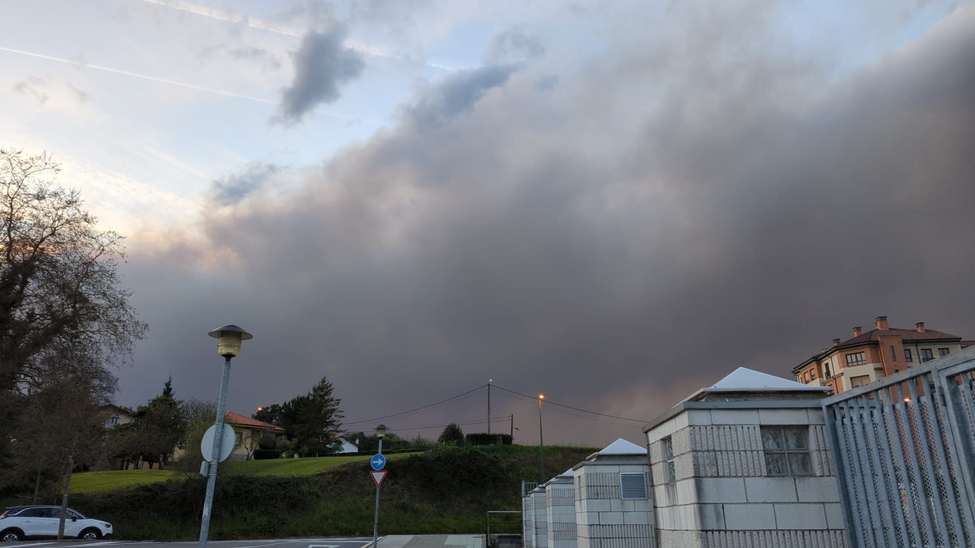 La nube de humo cubre la playa de Salinas y llega a Avilés