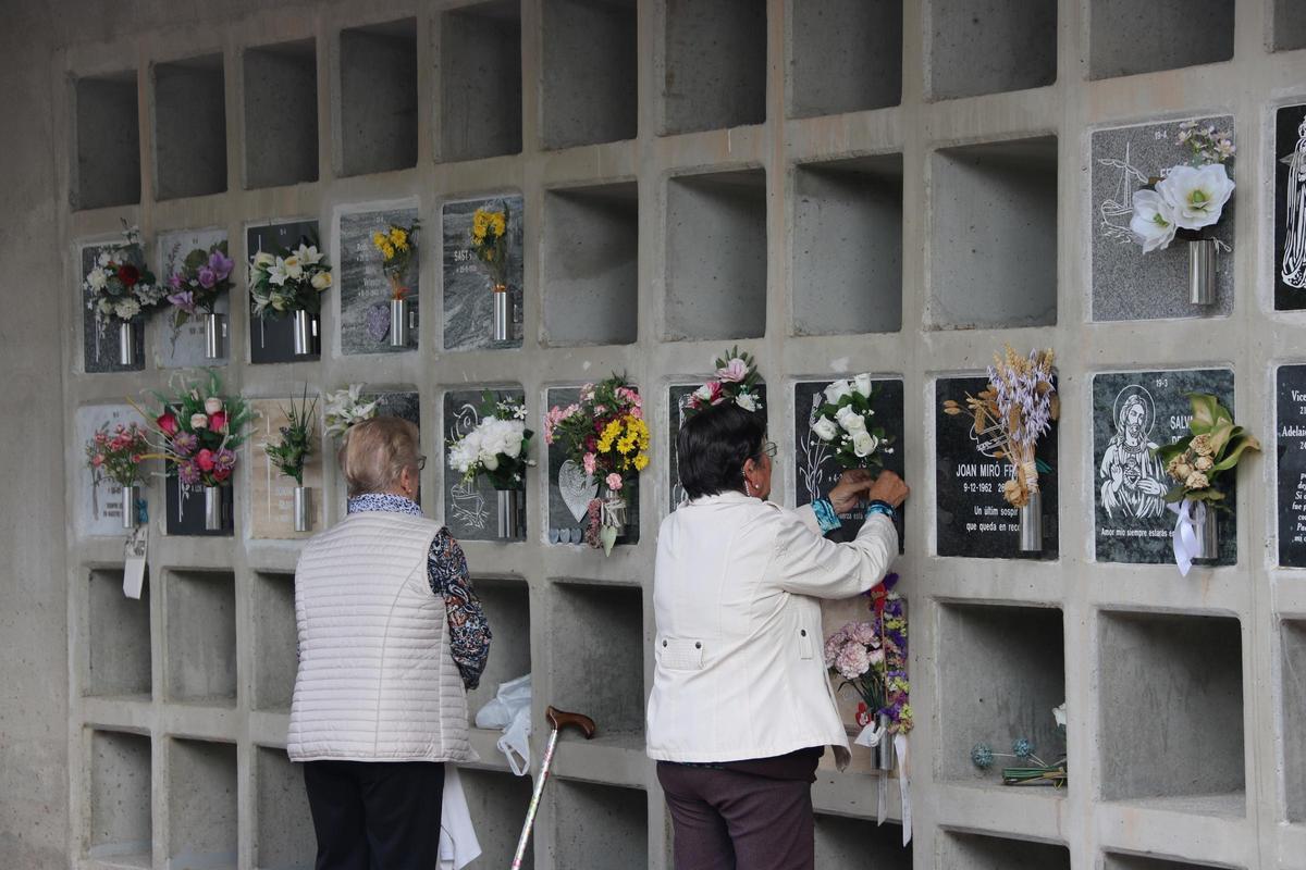 Día de Todos los Santos en el cementerio de Montgat