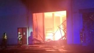 Controlado el incendio que afectó a una gran nave industrial en La Palma