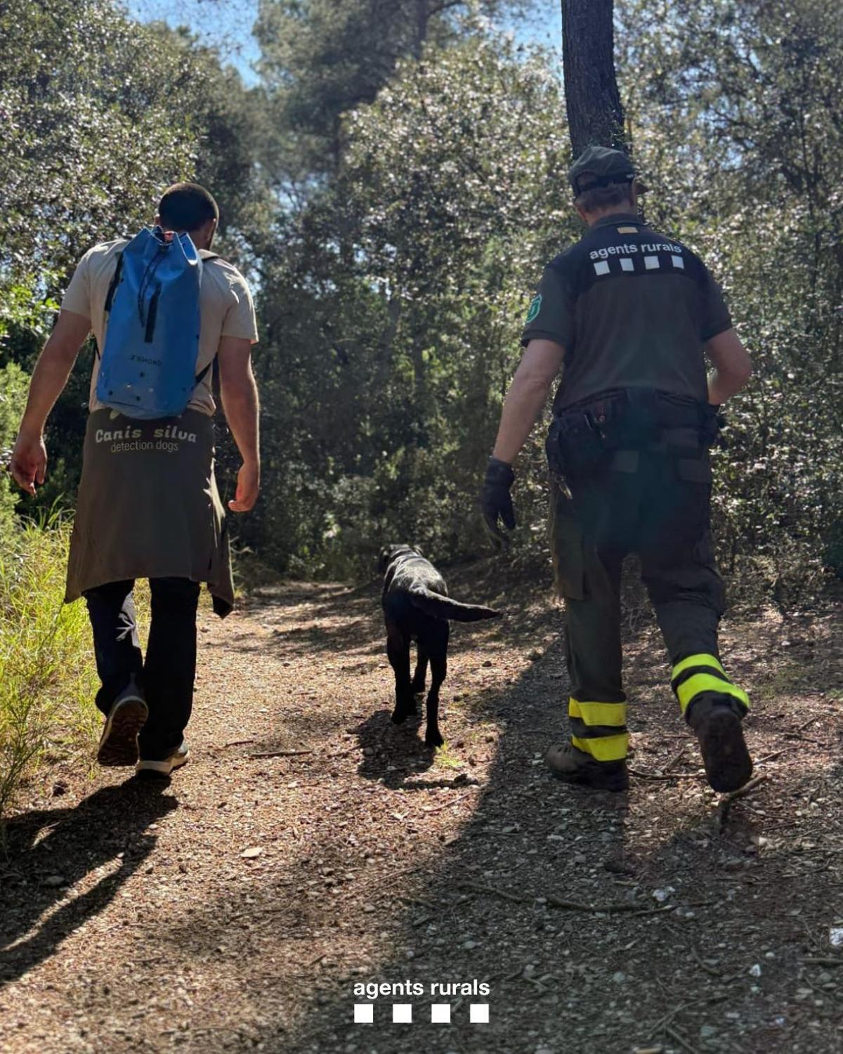Imagen de un binomio canino de los Agentes Rurales