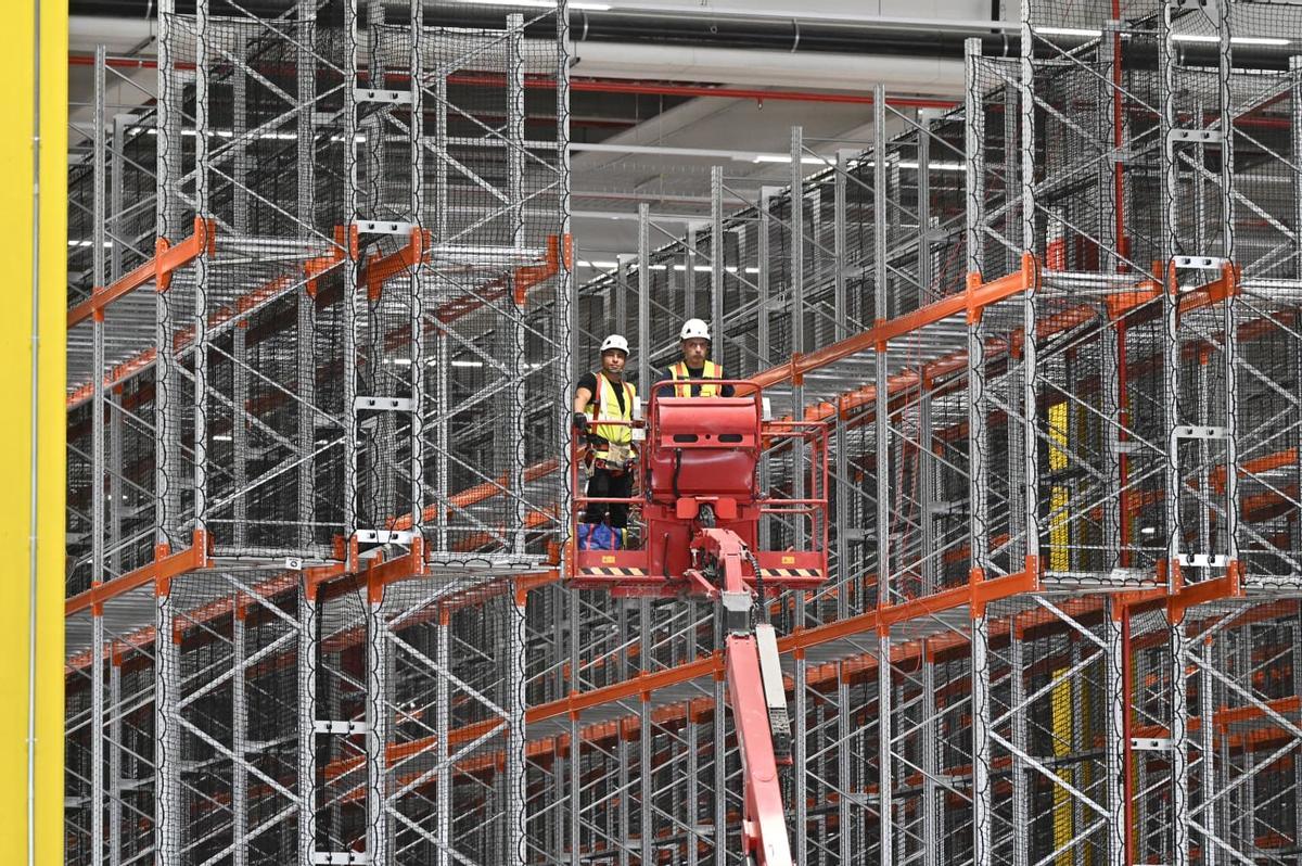 Así es el centro logístico de La Muela (Zaragoza) desde el que Amazon distribuirá sus productos más vendidos en España Así es el centro logístico de La Muela (Zaragoza) desde el que Amazon distribuirá sus productos más vendidos en España