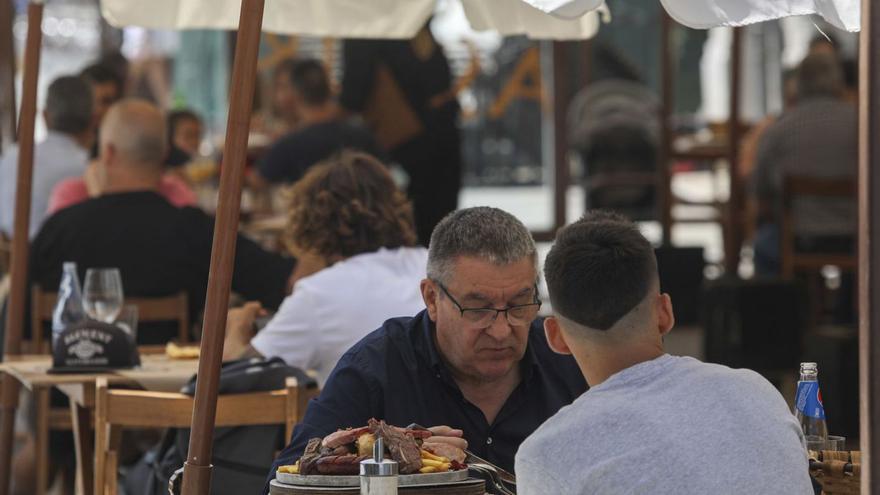 Ambiente a la hora de comer en una céntrica terraza de Avilés. | R. Solís