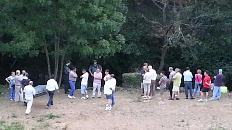 La llegada de los miembros de la funeraria, a la orilla del río Luiña.