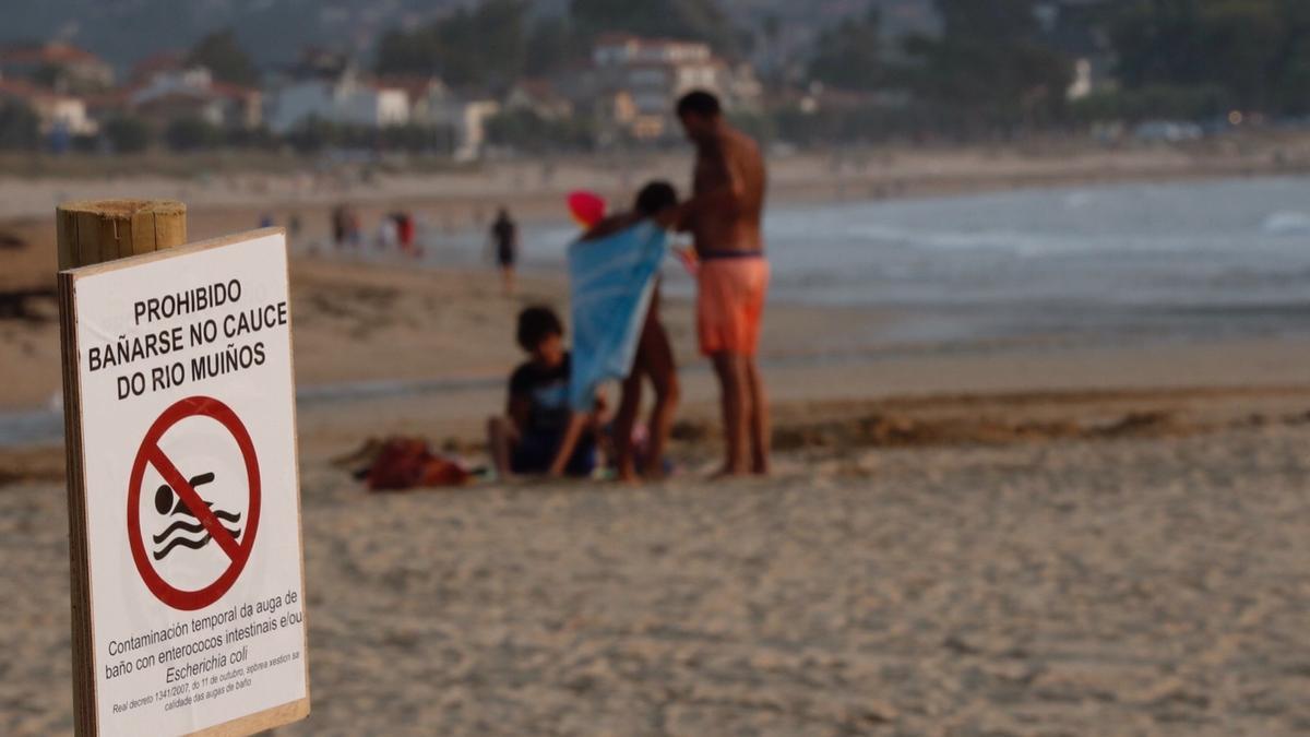 Cartel de prohibido el baño en el río Muíños en su desembocadura Playa América, Nigrán