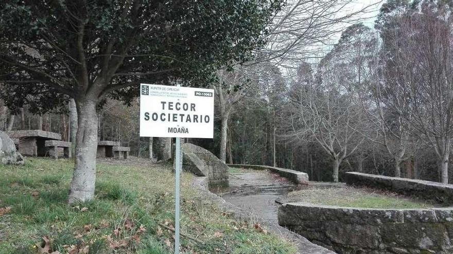 Uno de los carteles del nuevo Tecor de Moaña en la zona de Outeiro do Aviador. // S.A.