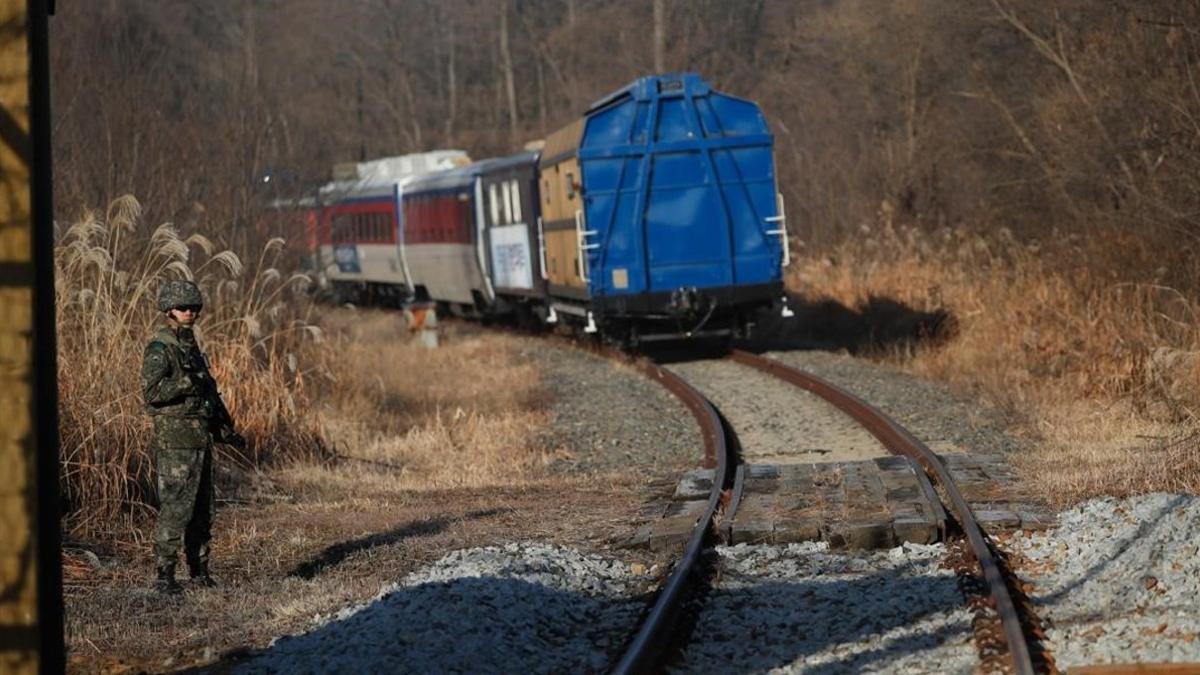 Un tren traslada a funcionarios surcoreanos por territorio norcoreano.