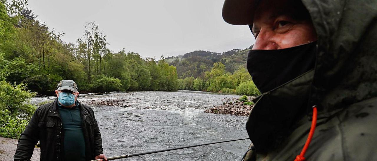 Lalo Díaz y Miguel Corral, pescando en el Narcea. | Mara Villamuza