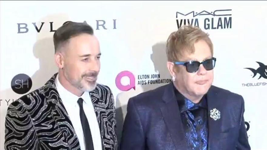 Elton John demandado por acoso sexual