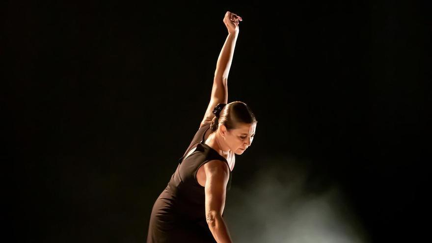 Abanicos, mantoncillos y flores: Sara Baras triunfa en su vuelta a la Bienal con un flamenco vistoso y asequible