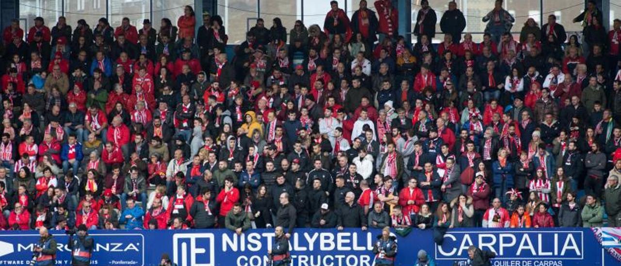 Imagen de la grada rojiblanca en la última mareona, en febrero de 2019, en Ponferrada. | LOF