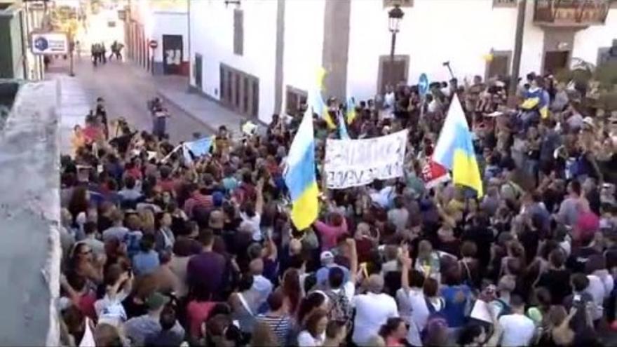 Unas 1.000 personas protestan en Telde por la visita del ministro Soria