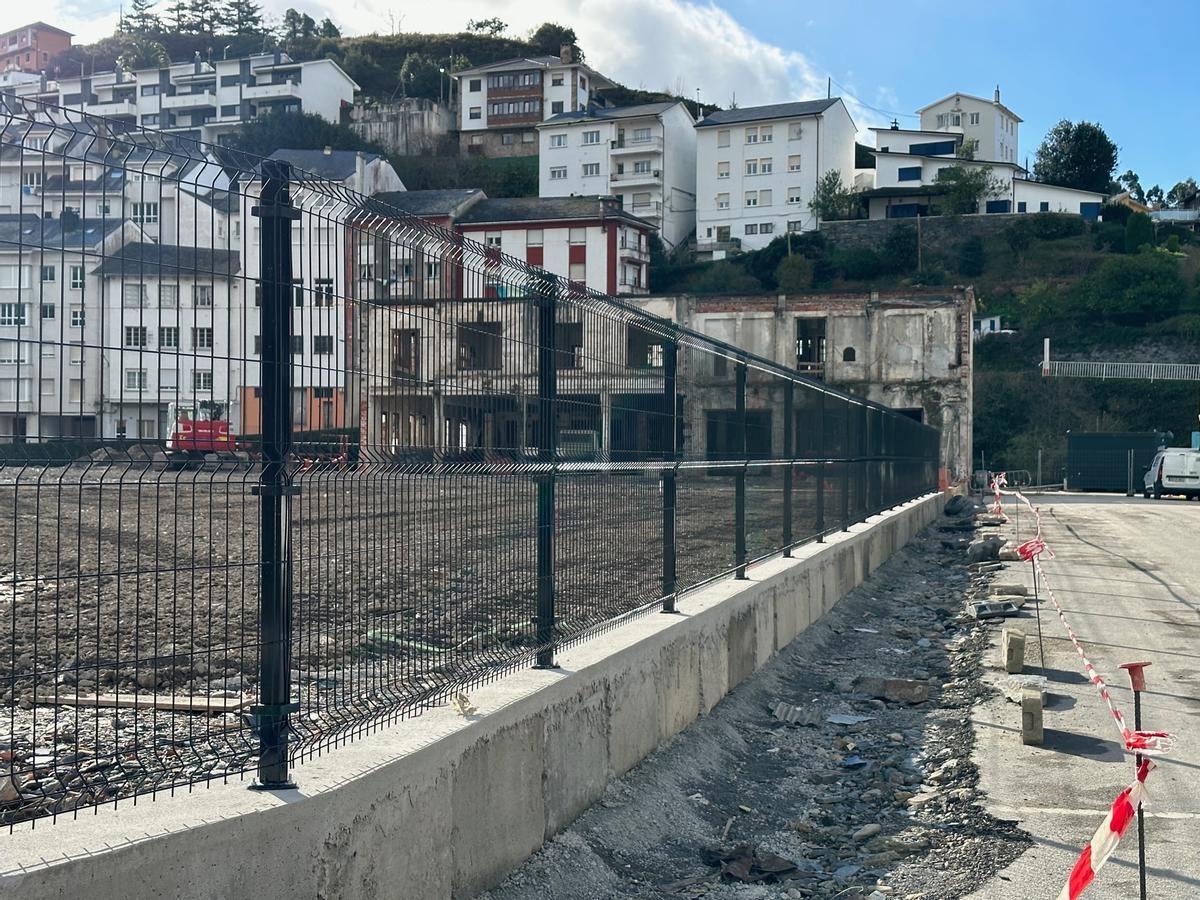 Al fondo, la antigua metalgráfica.