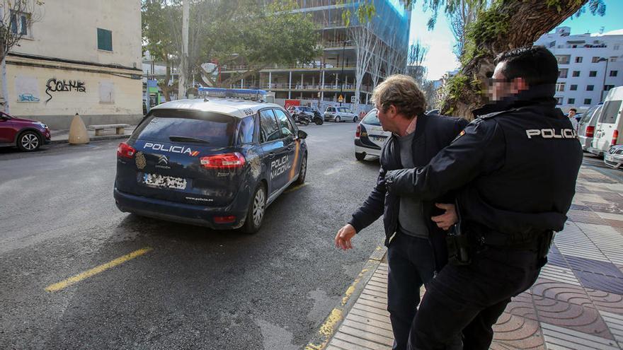 El padre de la víctima se cruza con el coche en el que va el supuesto autor material del crimen. // T. Escobar