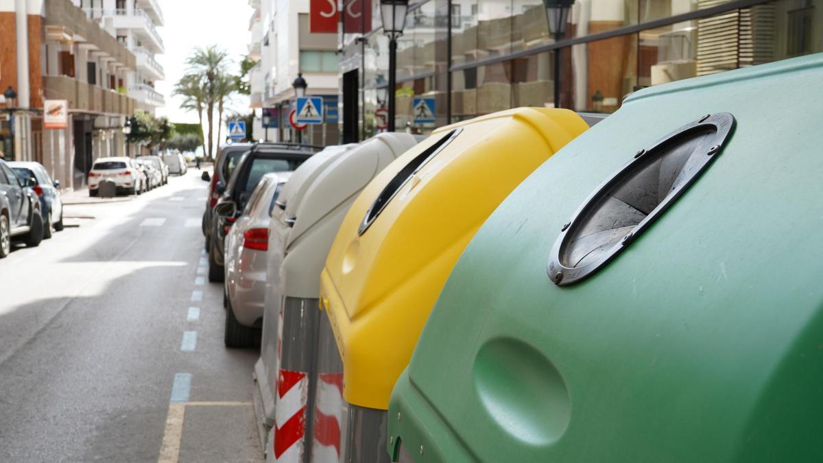 Contenedores de basura en Santa Eulària.