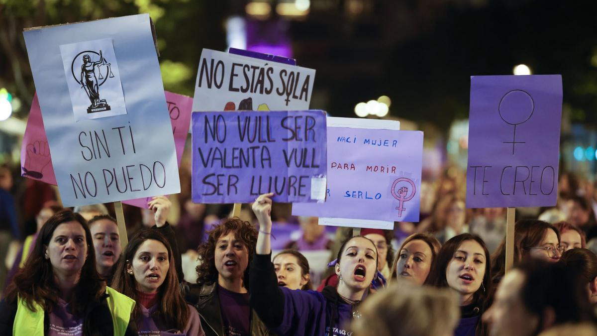 Pancartas contra las violencias machistas en la marcha del 8M de este año en València.