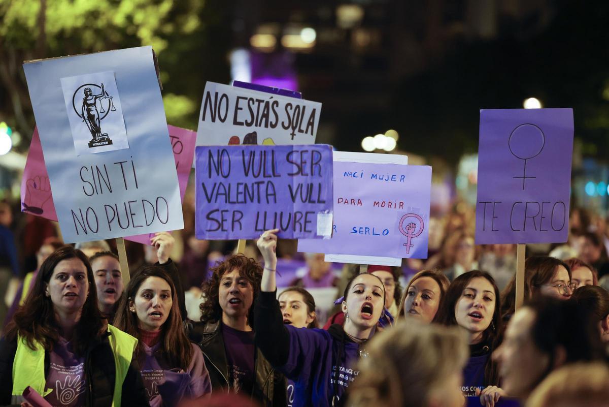 Pancartas contra las violencias machistas en la marcha del 8M de este año en València.