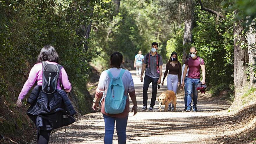 Excursionistas en el inicio de la ruta desde el aparcamiento de la cala del Moraig.  | A.P.F.