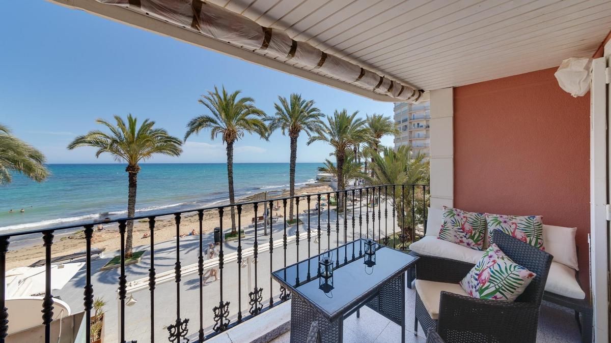 Comprar una casa en Torrevieja en primera línea de playa
