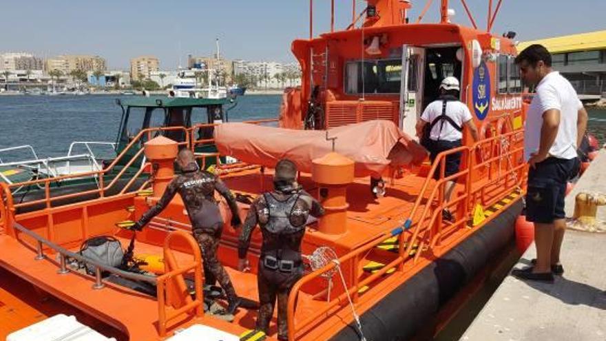 Los dos buceadores en la «Salvamar Mirfak» de Salvamento Marítimo, ayer, al llegar a Alicante.