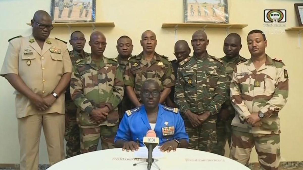 El portavoz del Ejéricito de Níger, Amadou Adramane, habla por televisión tras el golpe contra el presidente Mohamed Bazoum.