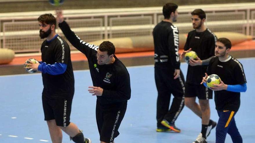 Entrenamiento del Teucro Condes de Albarei en el pabellón Municipal. // Gustavo Santos