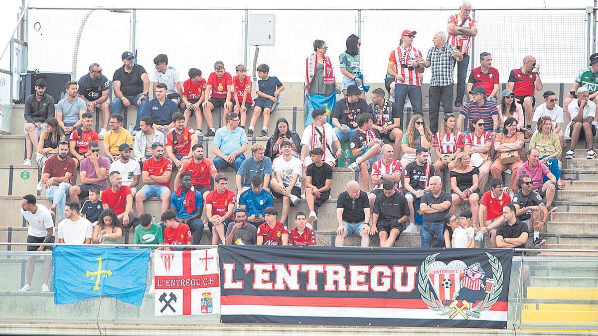 Los aficionados de L'Entregu, en Mallorca