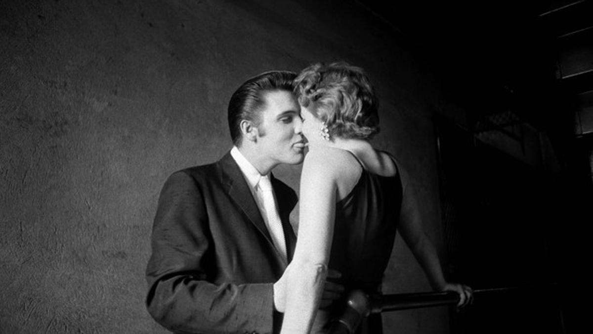 El beso, imagen histórica de Alfred Wertheimer, en la que Elvis besa a Barbara Grey.