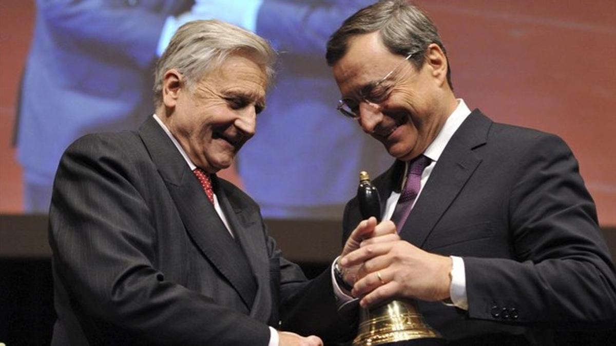 El presidente saliente del BCE, Jean Claude Trichet, entrega una campana a su sucesor, Mario Draghi, en la ceremonia de despedida en la Ópera House de Fráncfort Main, en noviembre del 2011.