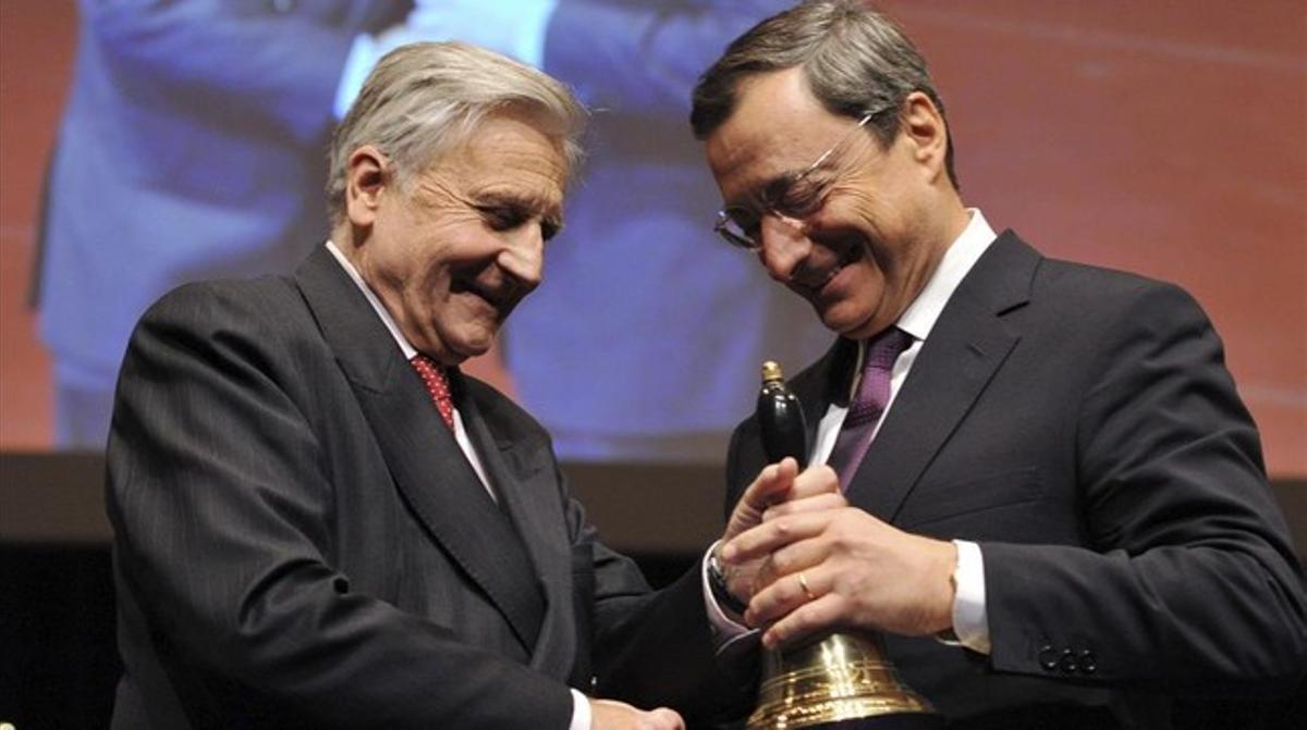 El president sortint del BCE, Jean Claude Trichet, entrega una campana al seu successor, Mario Draghi, en la cerimònia de comiat a l’Òpera House de Frankfurt Main, el novembre del 2011. El president sortint del BCE, Jean Claude Trichet, entrega una campana al seu successor, Mario Draghi, en la cerimònia de comiat a l’Òpera House de Frankfurt Main, el novembre del 2011.