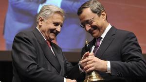 El president sortint del BCE, Jean Claude Trichet, entrega una campana al seu successor, Mario Draghi, en la cerimònia de comiat a l’Òpera House de Frankfurt Main, el novembre del 2011.