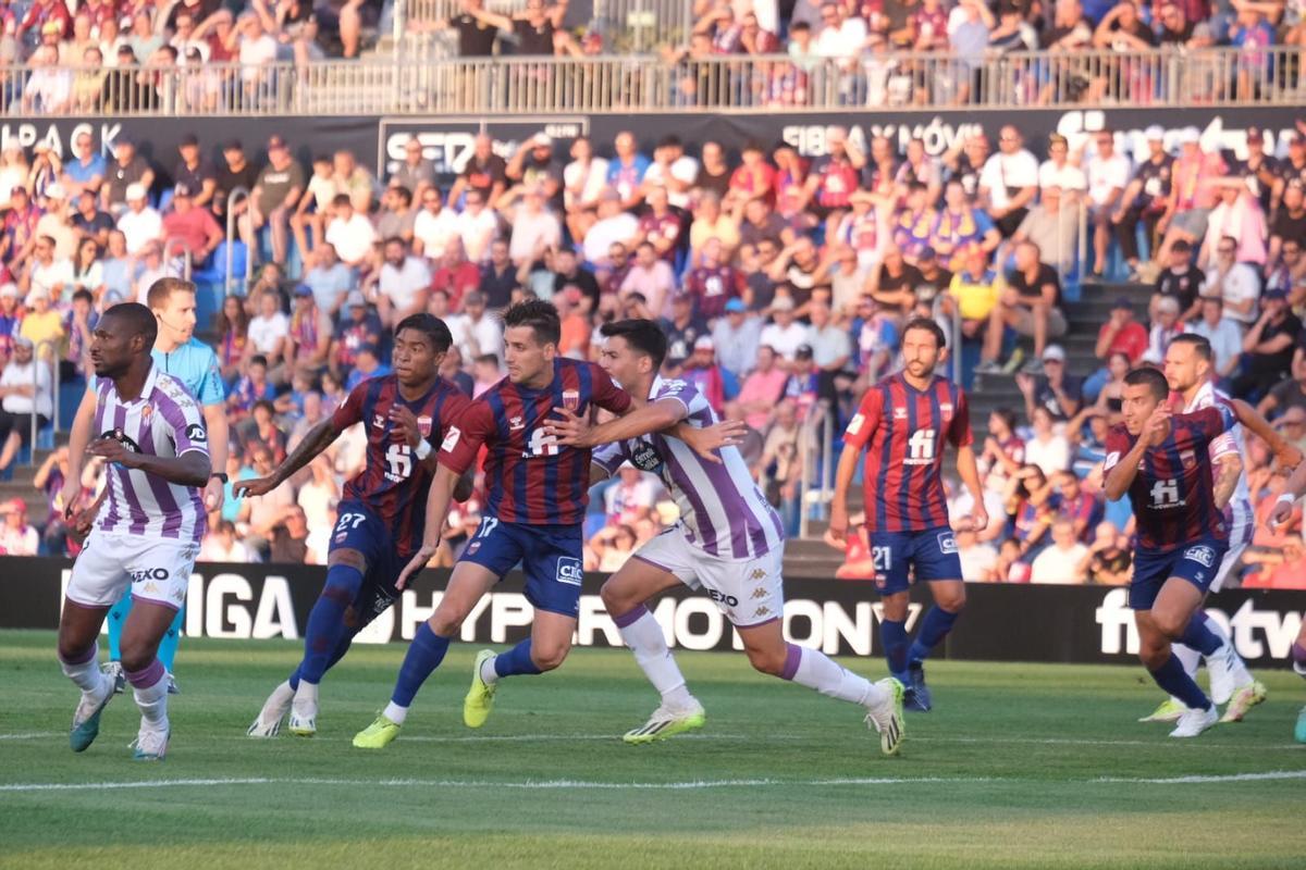 Futbolistas del Eldense buscan rematar un balón en el partido de ida contra el Valladolid