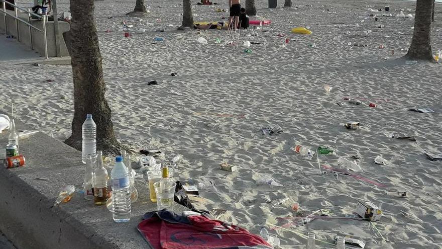 Los restos de un gran botellón invaden la playa de s&#039;Arenal de Llucmajor