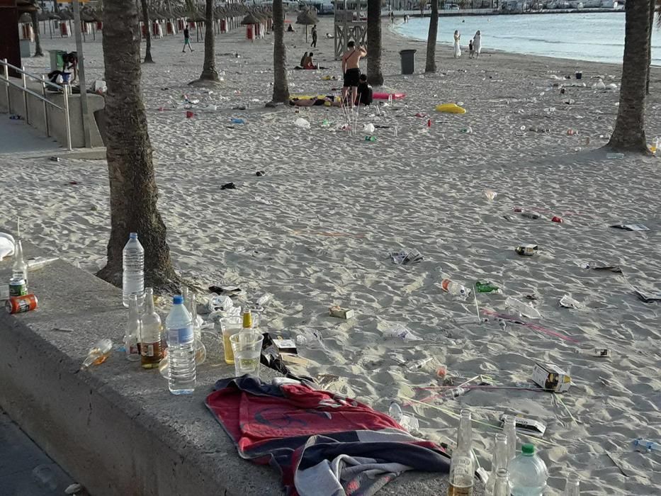 Los restos de un gran botellón invaden la playa de s'Arenal de Llucmajor