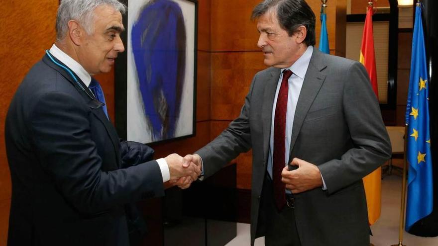 José Ángel Pérez y Javier Fernández se saludan antes de la reunión.