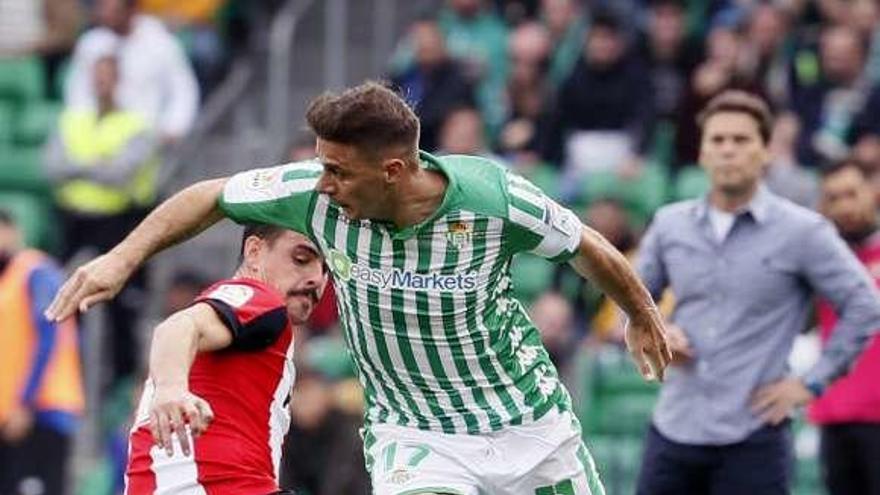 Joaquín, del Betis, elude la entrada de Yuri. // J.M. Vidal