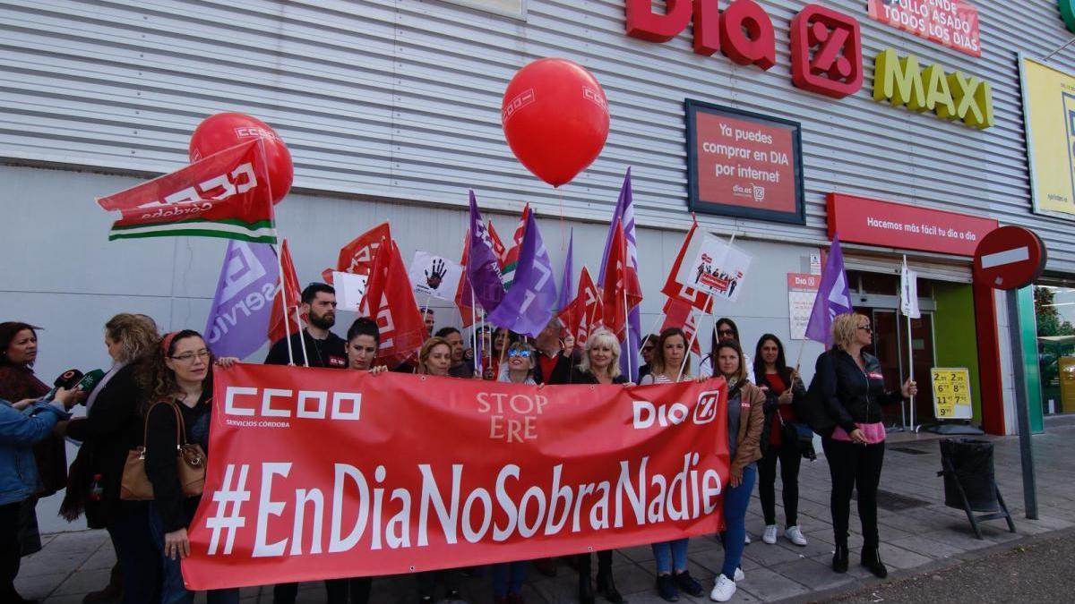 Concentración contra el ERE anunciado en los supermercados Dia