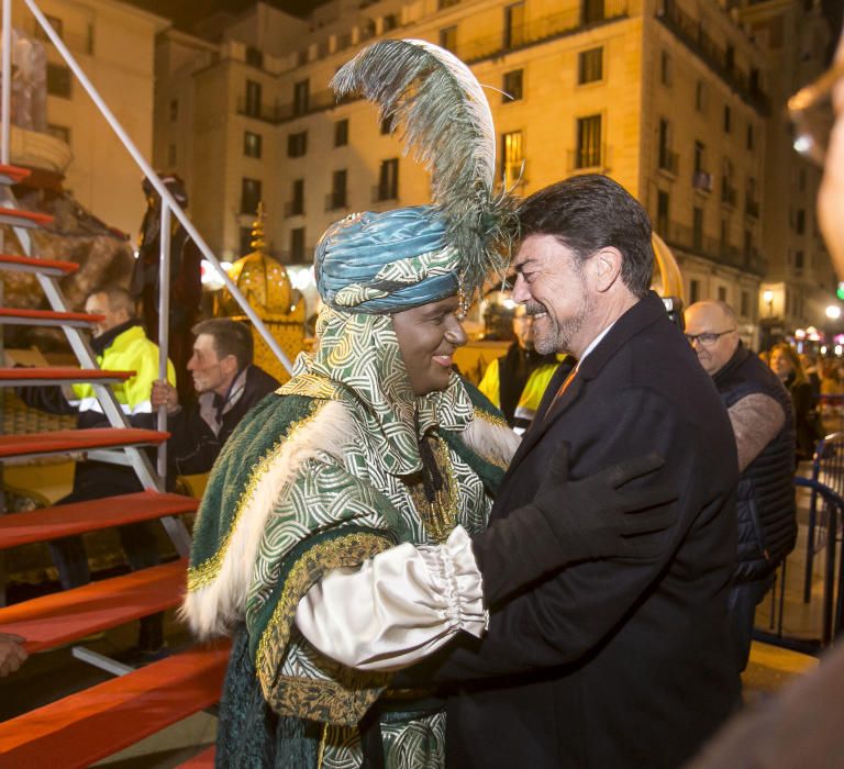 Los Reyes Magos reparten ilusión por la ciudad de Alicante.