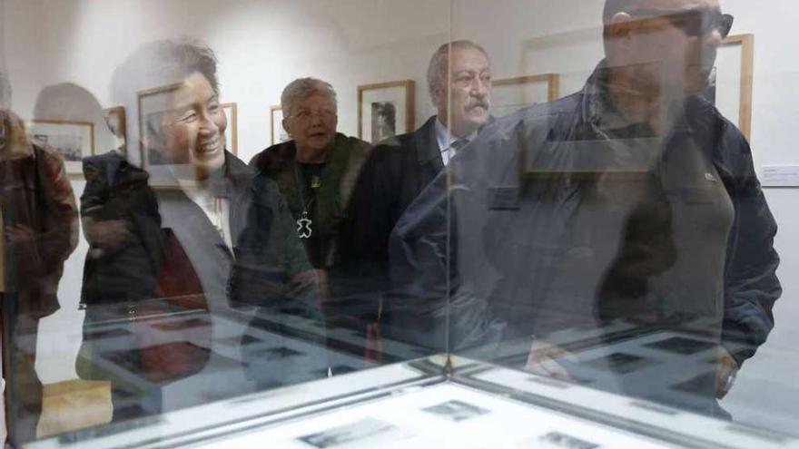 Asistentes ayer a la inauguración de la exposición de fotografías en el Museo de Avilés.