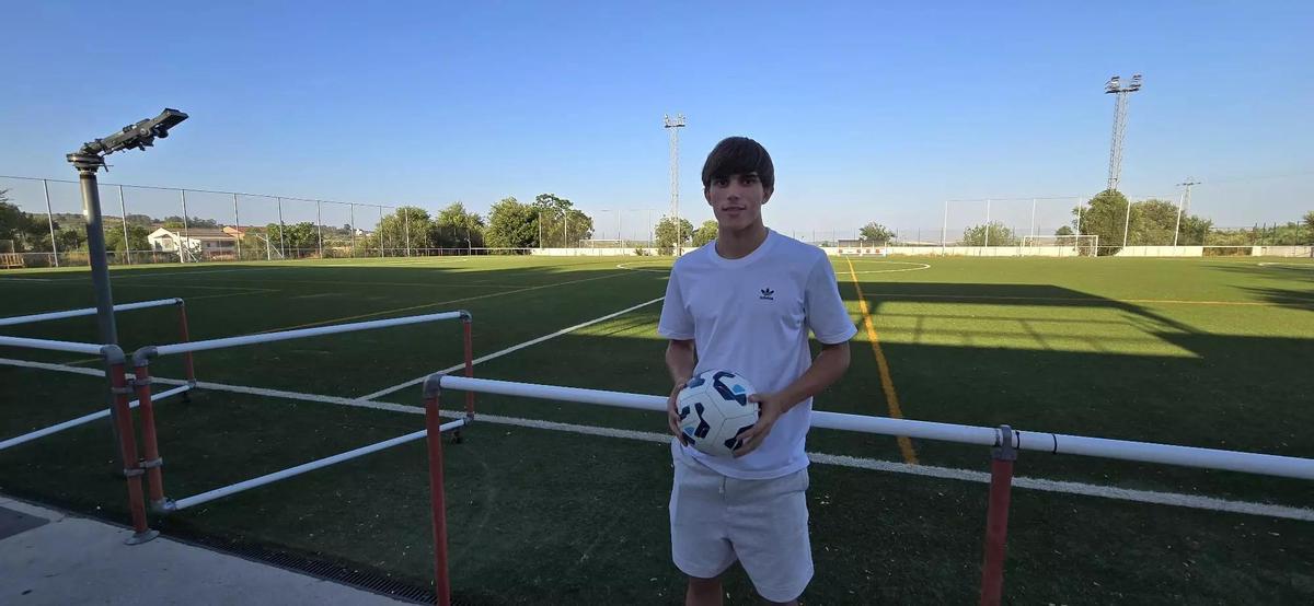 Andrés Cuenca, en el estadio del CD Avejoe de su Adamuz natal, este verano.