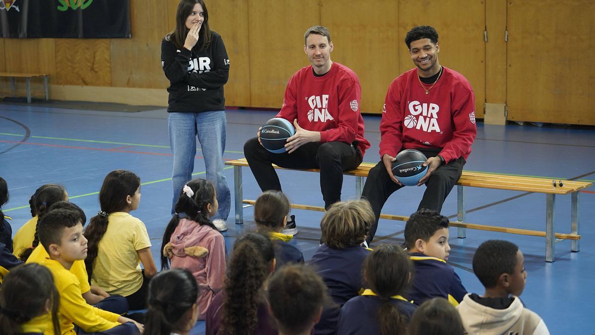 Les imatges de la visia del Bàsquet Girona a l'Escola Santa Eugènia