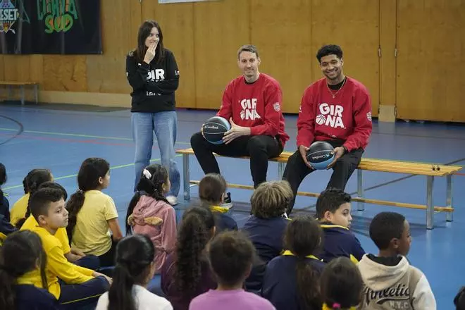 Les imatges de la visia del Bàsquet Girona a l'Escola Santa Eugènia