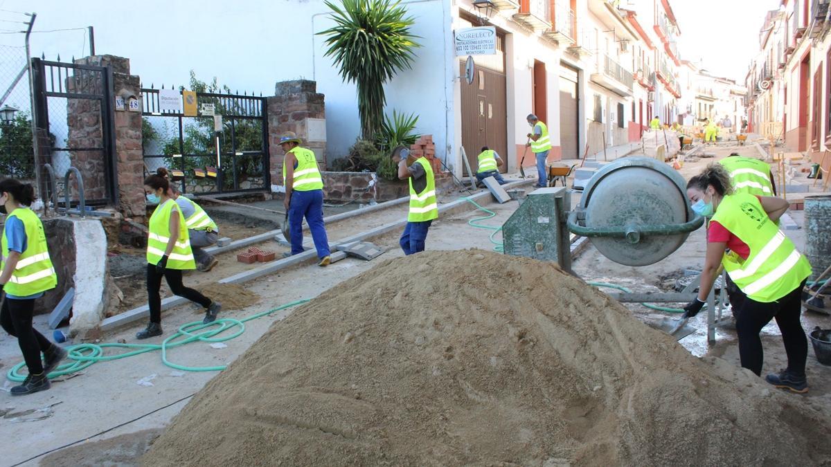 Operarios en obras Pfea en calle Bartolomé Benítez Romero