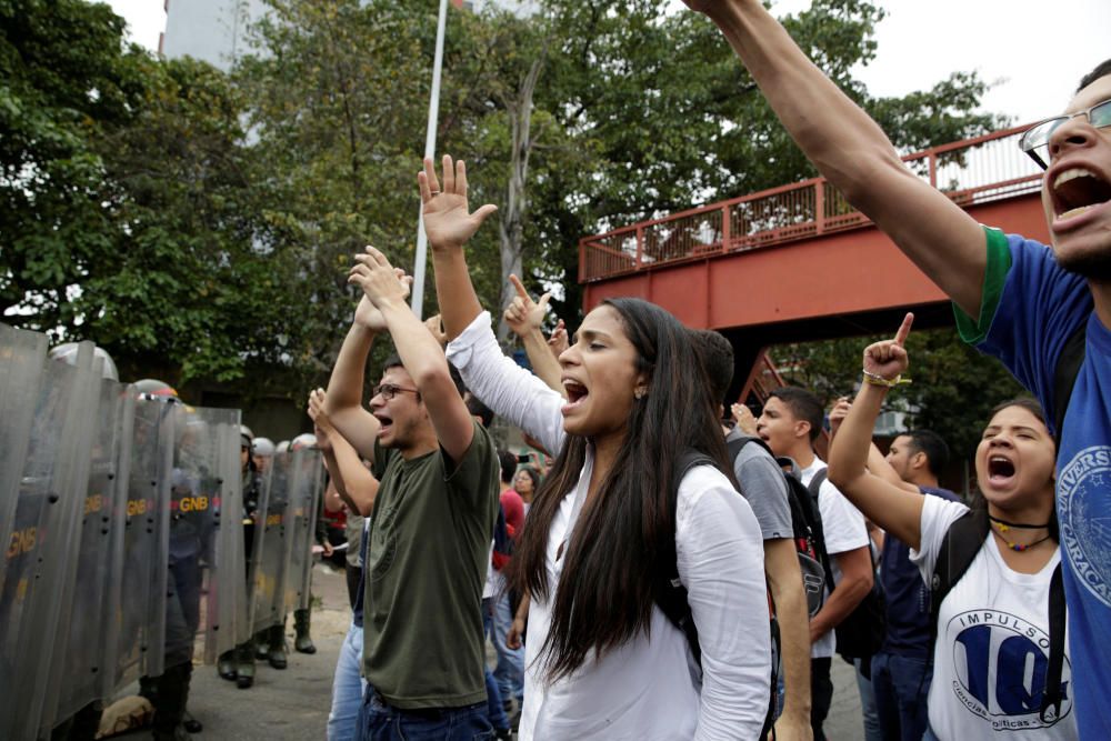 Centenares de personas han salido a las calles para protestar contra las últimas maniobras del régimen de Maduro.