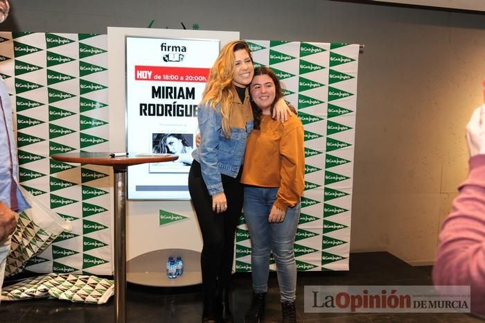 Miriam Rodríguez firma discos en El Corte Inglés