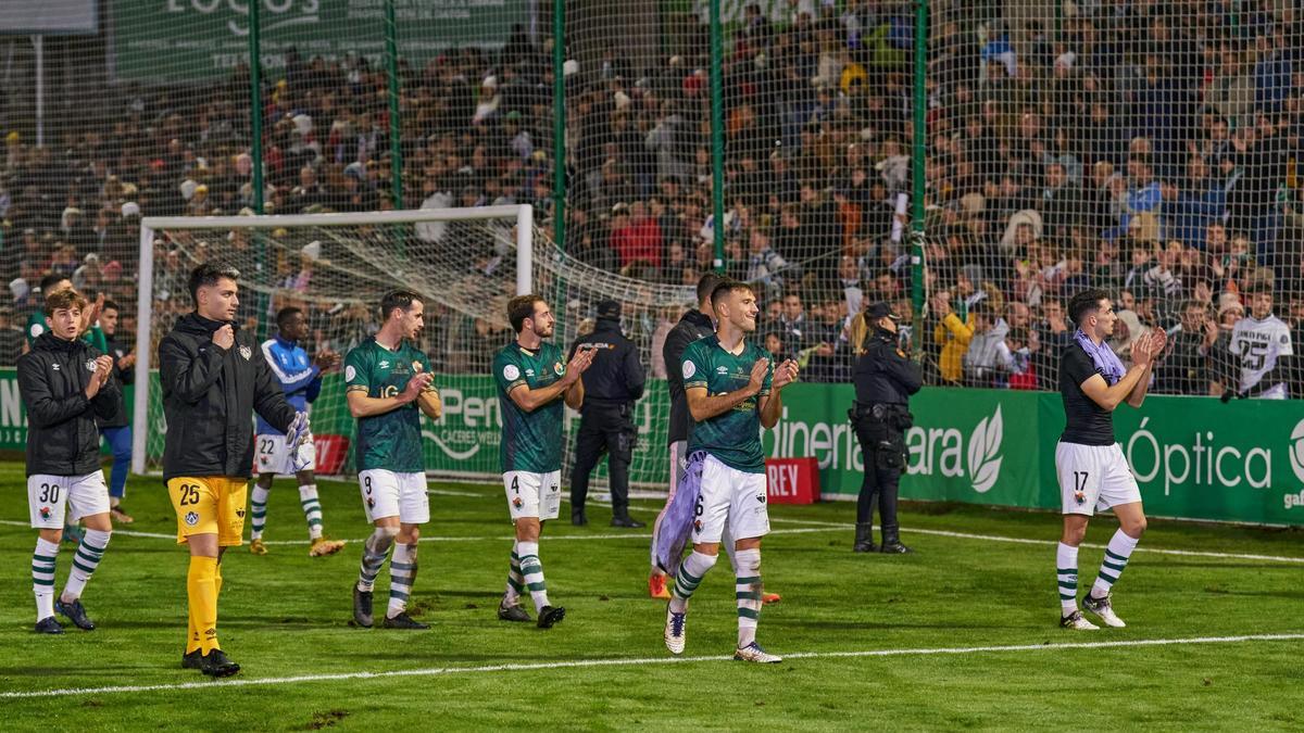 Los jugadores del Cacereño aplauden a su afición tras el partido de Copa ante el Real Madrid.