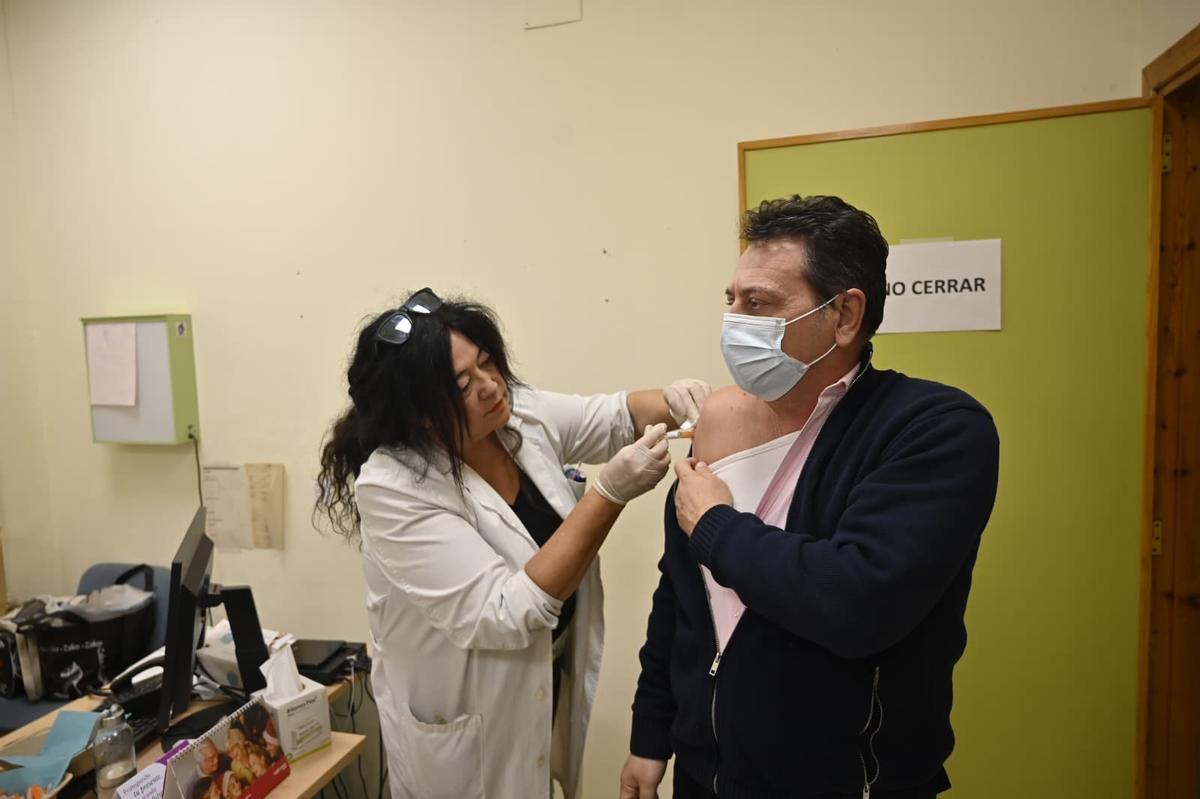 Un hombre se vacuna contra la gripe en el hospital Provincial de Zaragoza.