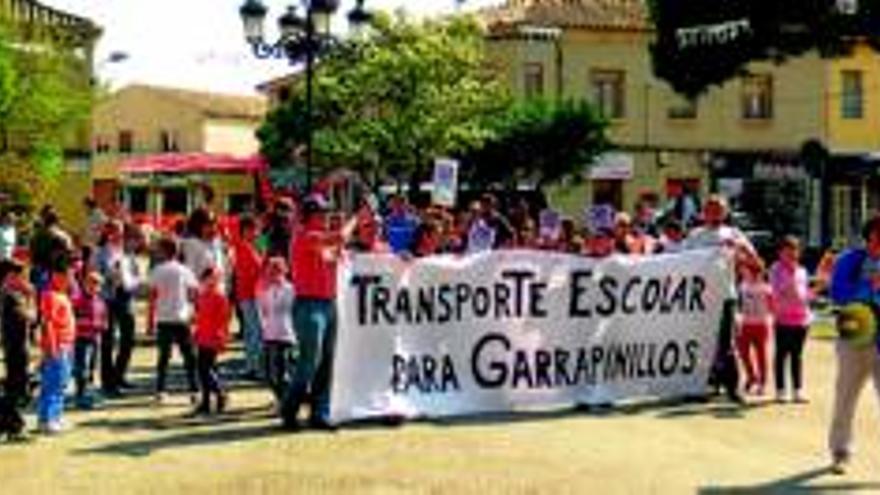 Las familias exigen mantener el bus escolar