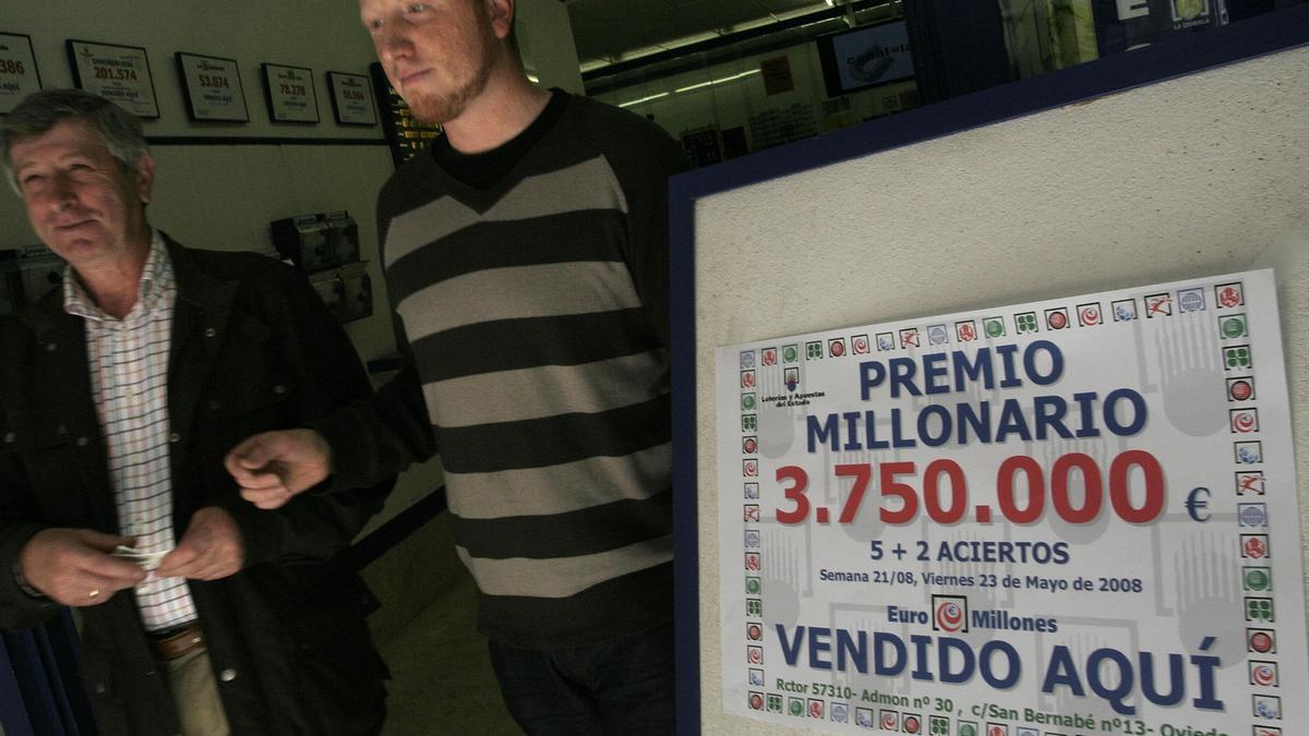 Loteros del gobierno de San Bernabé cuando otorgaron un premio millonario en 2008.