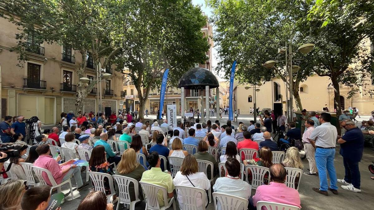 Público asistente hoy al mitin del PP en el Bulevar de Gran Capitán en Córdoba.