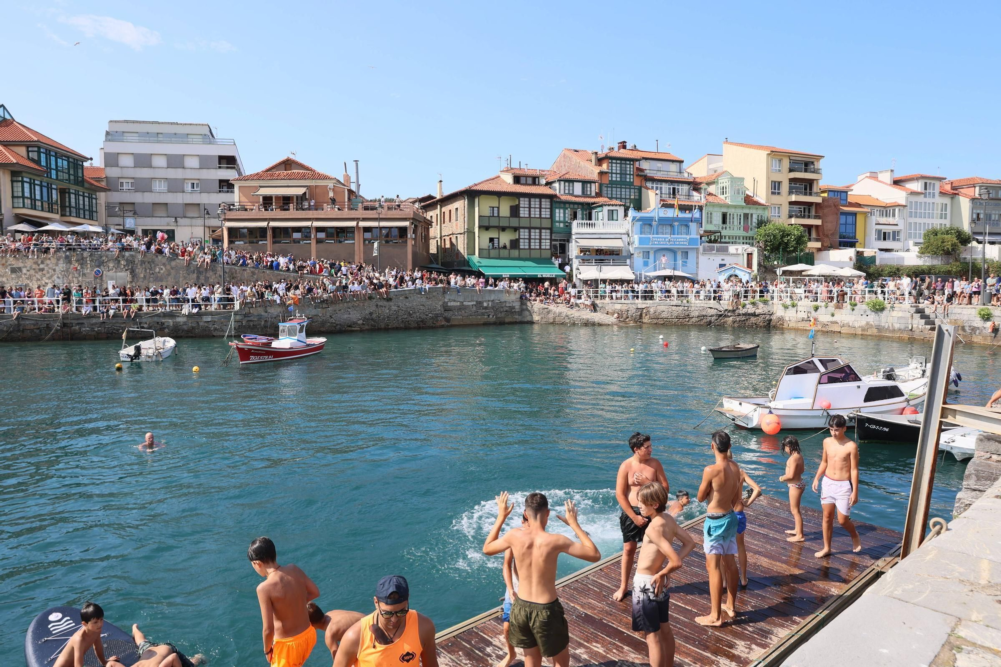 EN IMÁGENES: La multitudinaria cita de la cucaña en el Carmen de Luanco